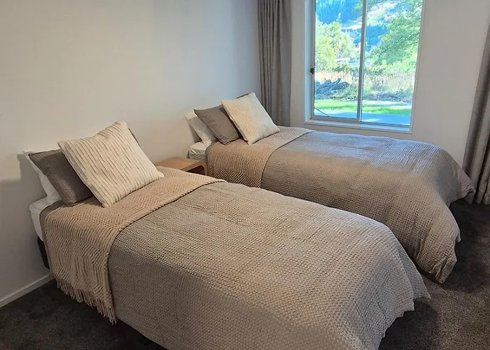 Peaceful Escape - Walk To Town, & Golf Wanaka